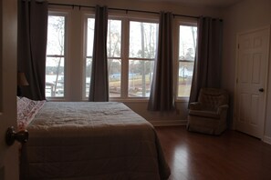 5 makuuhuonetta, työpöytä, vauvan matkasänky, ilmainen Wi-Fi