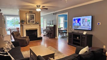 Älytelevisio, takka, DVD-soitin, pöytäjalkapallopöytä