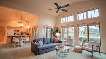 Smart TV, chimenea, libros y estéreo