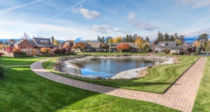 View stunning sunsets and enjoy cozy comfort steps from the heart of Sisters.