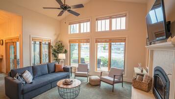 Smart TV, chimenea, libros y estéreo