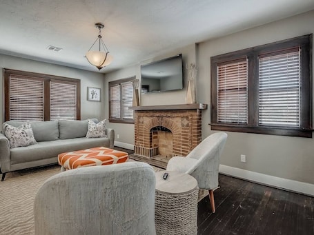 Smart TV. Cozy Crestwood Classic 3BR Home!