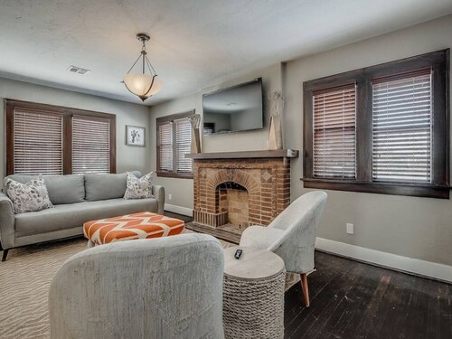 Cozy Crestwood Classic 3BR Home!