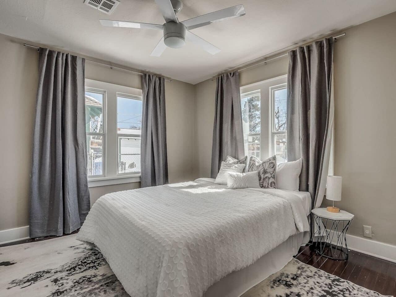 3 chambres, fer et planche à repasser, Wi-Fi gratuit, draps fournis