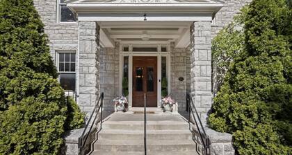 Historic 9 BR/10 bath with putting green/ splash pad