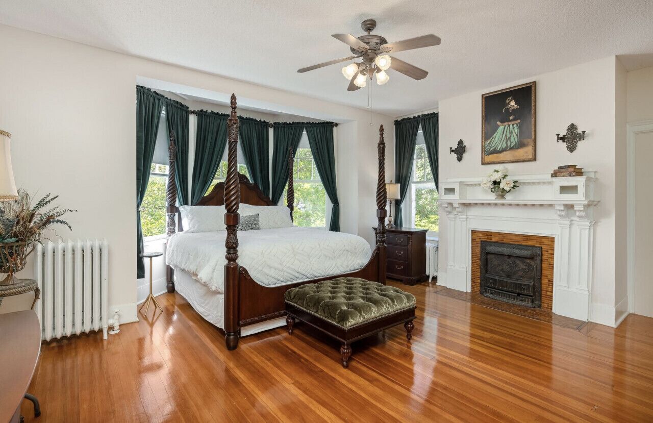 9 chambres, bureau, fer et planche à repasser, lit parapluie