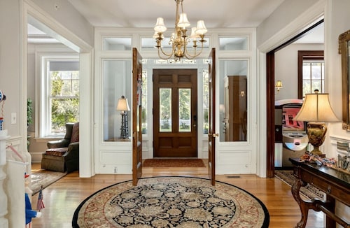 Historic 9 BR/10 bath with putting green/ splash pad