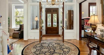 Historic 9 BR/10 bath with putting green/ splash pad