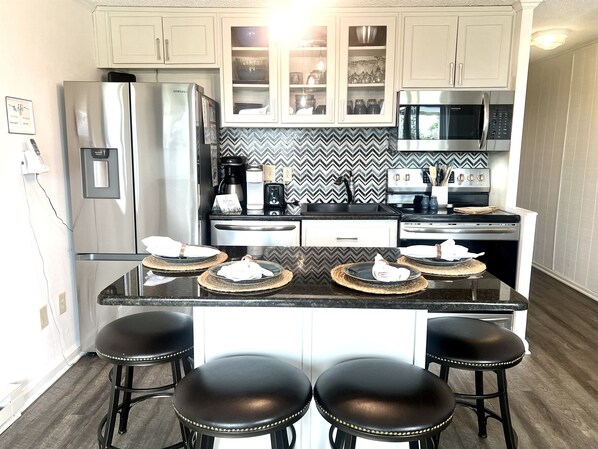 Een koelkast, een magnetron, een oven, een kookplaat