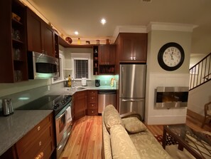 Kylskåp, mikrovågsugn, ugn och spishäll