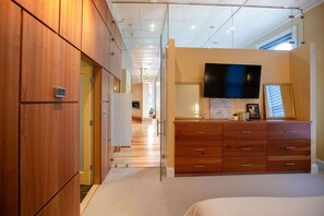 2 bedrooms, desk, iron/ironing board, free WiFi - Penthouse Apartment Overlooking Downtown Mall (Charlottesville)