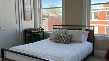 2 bedrooms, desk, iron/ironing board, WiFi