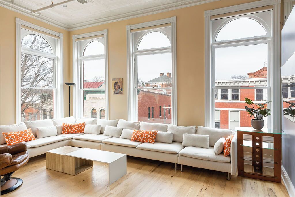 Flat-screen TV, fireplace, stereo