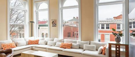 薄型テレビ、暖炉、ステレオ