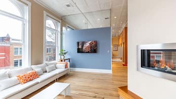 Flat-screen TV, fireplace, stereo