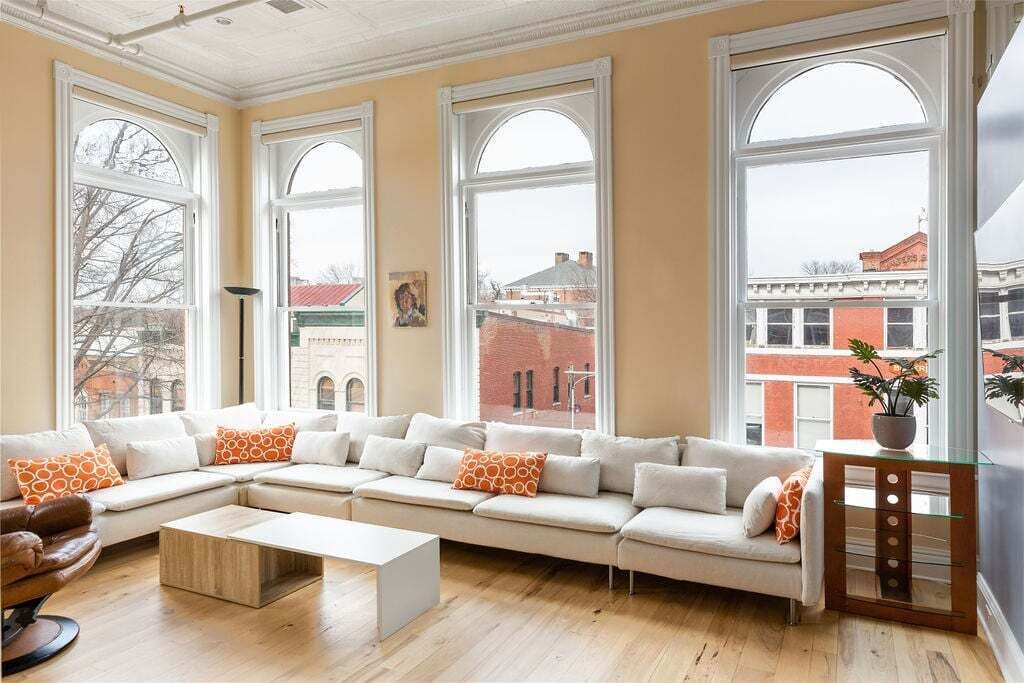 Flat-screen TV, fireplace, stereo