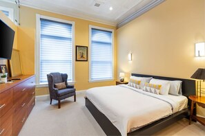 2 bedrooms, desk, iron/ironing board, free WiFi - Penthouse Apartment Overlooking Downtown Mall (Charlottesville)