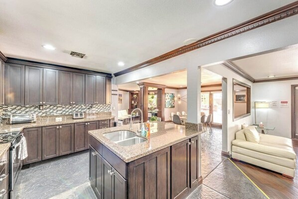 Interior - 4BR/3BA - Beautiful yard, Pool, Spa, BBall (Las Vegas)