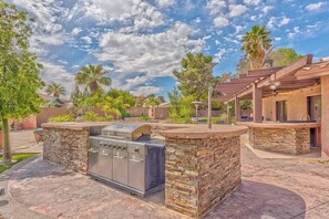 Terrace/patio - 4BR/3BA - Beautiful yard, Pool, Spa, BBall (Las Vegas)