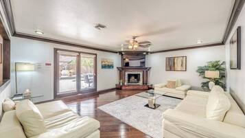 Una Smart TV, una chimenea