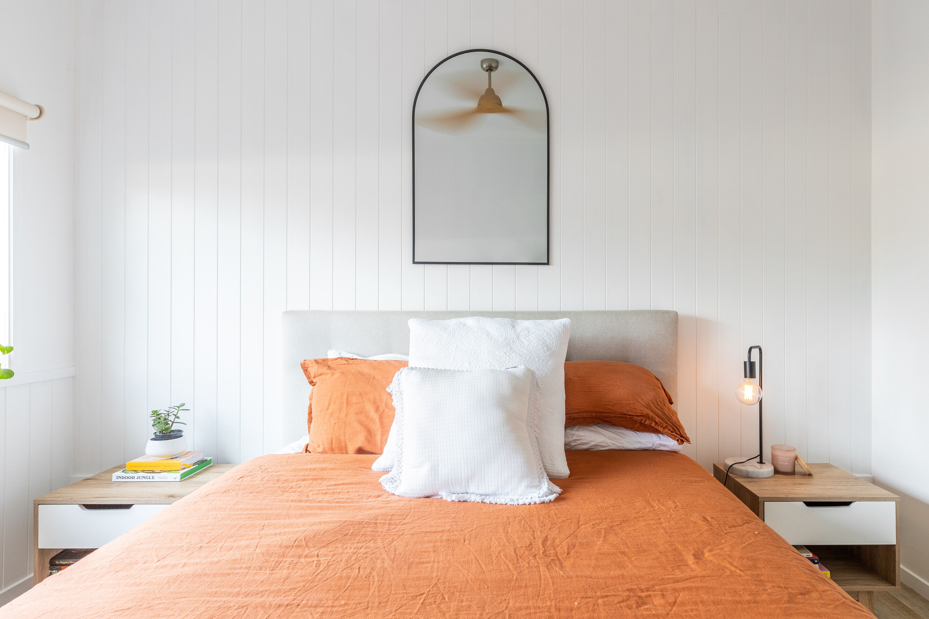 5 minute walk to creeks, beaches and family friendly restaurants!