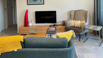 Smart TV, books, stereo