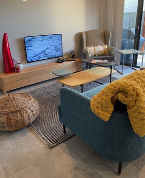 Smart-tv, böcker och en stereo
