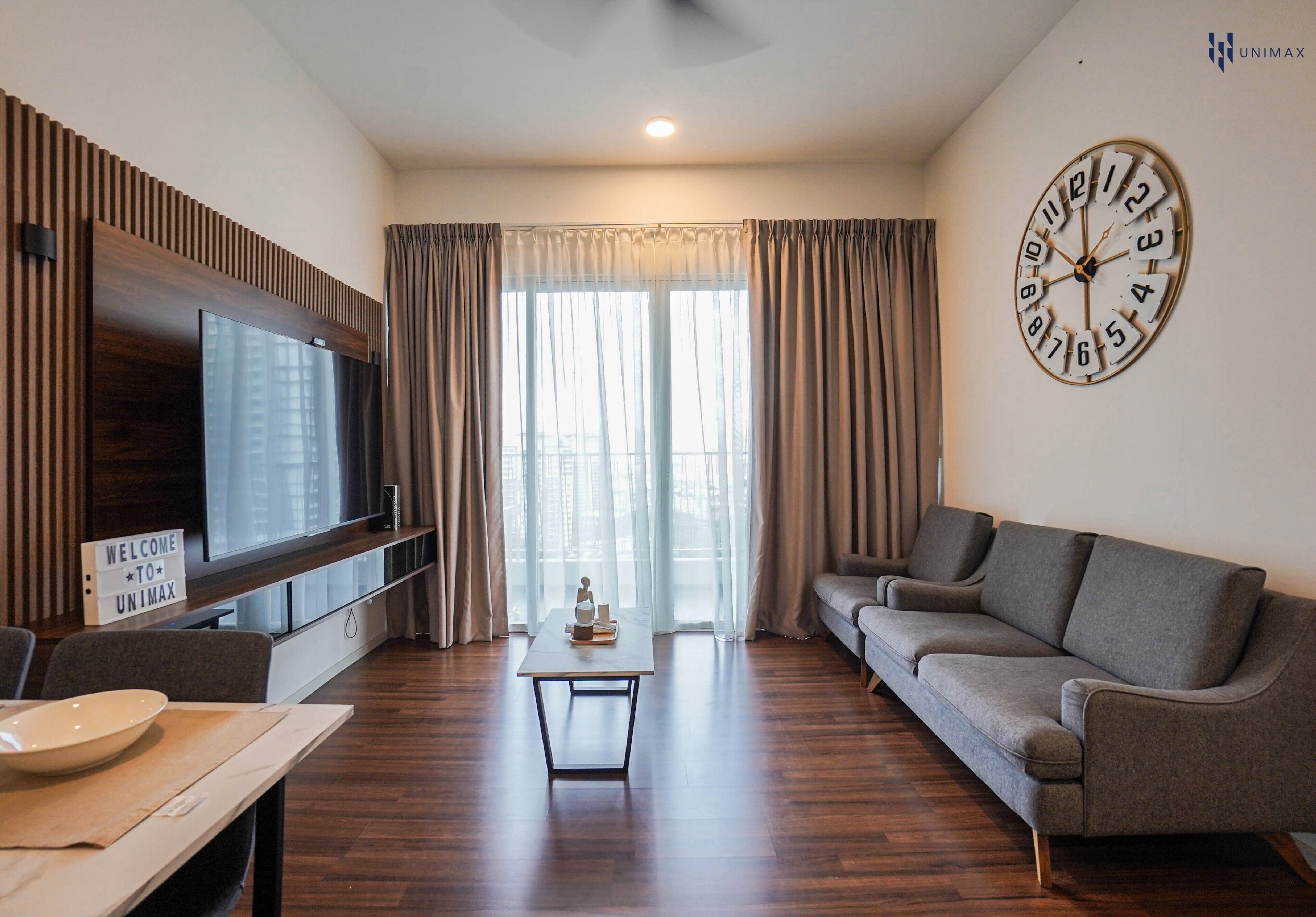 Apartamento de diseño, 3 habitaciones, balcón, vistas a la ciudad | Zona de estar | Televisión LED de 67 pulgadas con canales digitales, una televisión