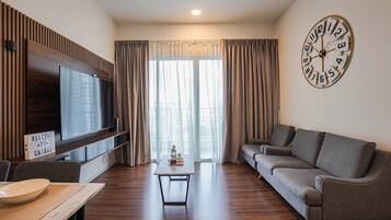 Apartamento de diseño, 3 habitaciones, balcón, vistas a la ciudad | Zona de estar | Televisión LED de 67 pulgadas con canales digitales, una televisión