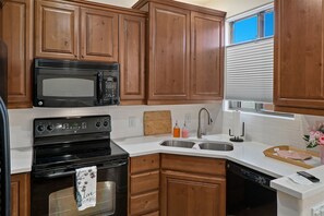 Refrigerador, microondas, horno y parrilla de estufa 