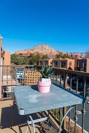 Outdoor dining - Awesome Location! 2 Bedroom Townhome in West Sedona! Calle Del Sol - S126 (Sedona)