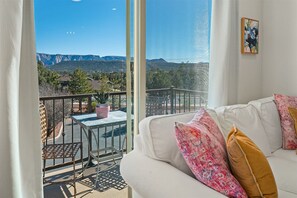 Televisión y chimenea 