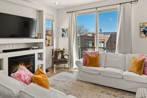 TV, fireplace - Awesome Location! 2 Bedroom Townhome in West Sedona! Calle Del Sol - S126 (Sedona)