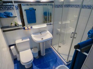 Shower, bidet, towels - Casa Dailos - 2 bedrooms with washing machine and wifi (Playa Del Ingles)