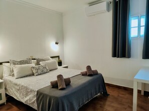 2 bedrooms, travel cot, free WiFi, bed sheets