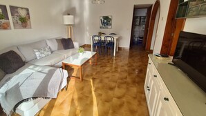 TV - Casa Dailos - 2 bedrooms with washing machine and wifi (Playa Del Ingles)