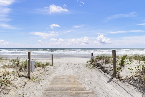 Platja a a prop i tovalloles de platja