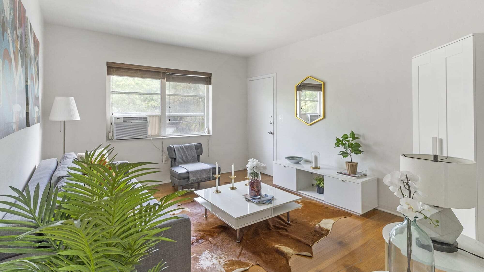 Een televisie, Hulu, streamingdiensten en een kantoor