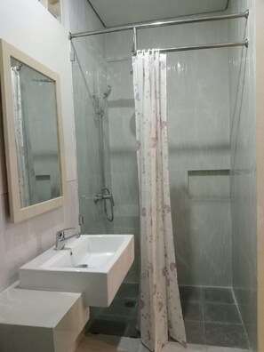 Studio | Salle de bain | Douche, serviettes fournies