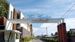 Un sendero que conduce a un edificio con un letrero que dice "The Ayudya".