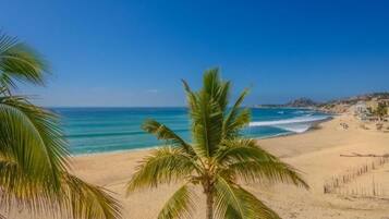 Na praia, espreguiçadeiras, toalhas de praia