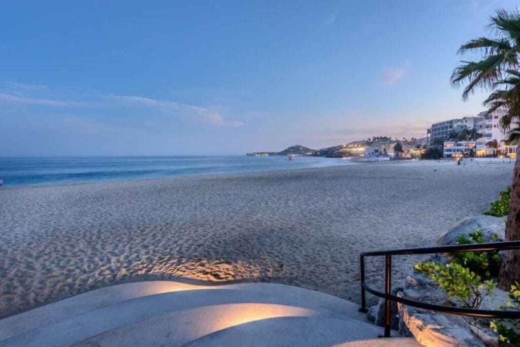 在海滩、沙滩椅、沙滩毛巾