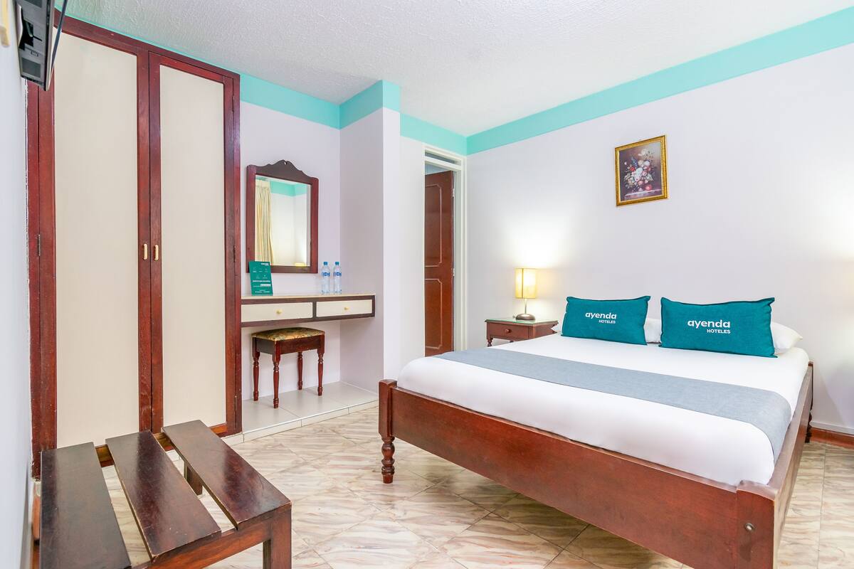 Hypo-allergenic bedding, laptop workspace, iron/ironing board, free WiFi