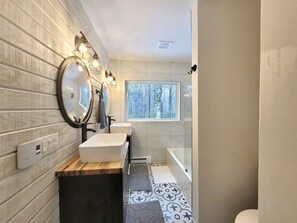 Combined shower/bathtub, hair dryer, towels, soap