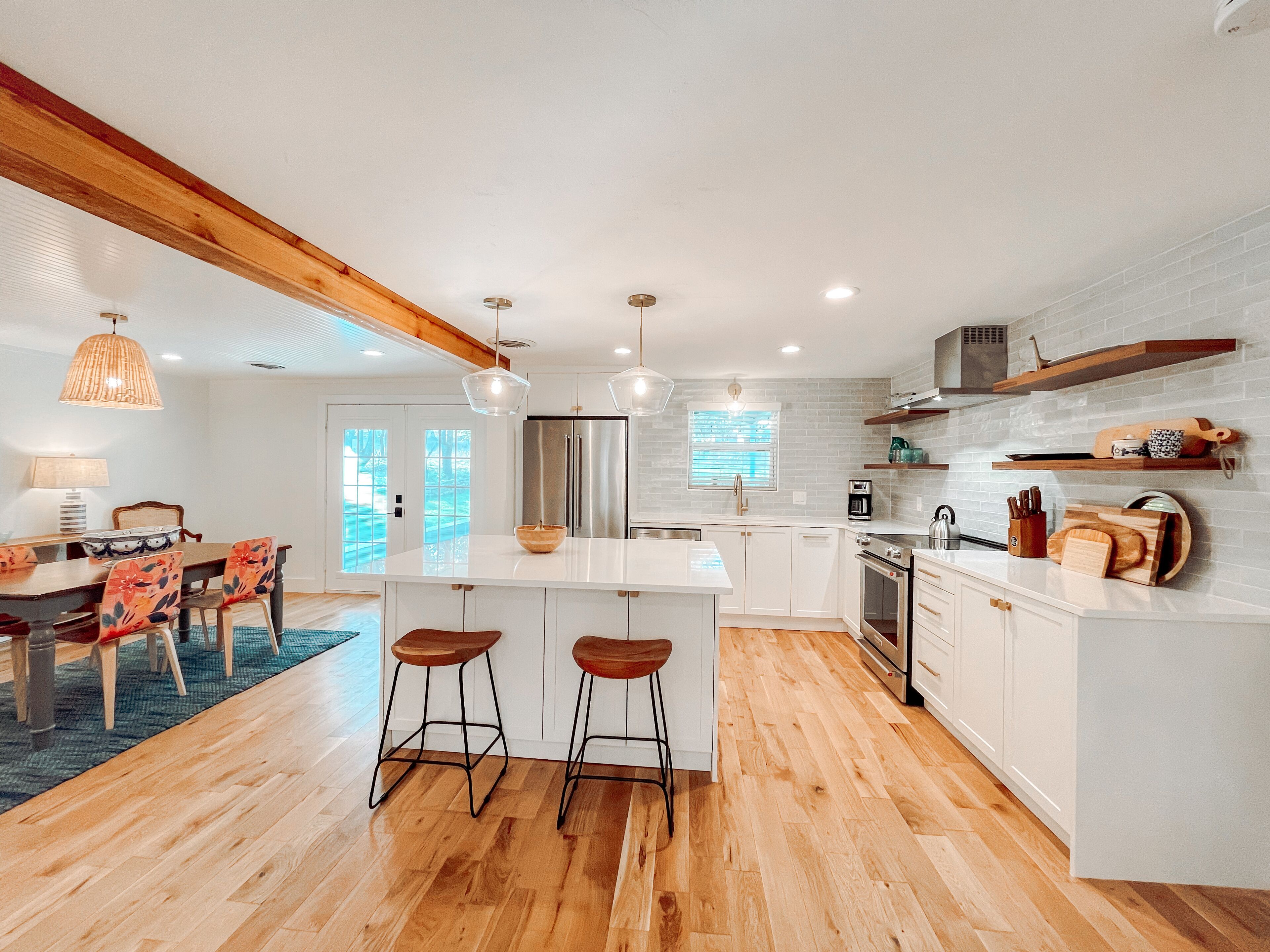 Jääkaappi, mikroaaltouuni, uuni, liesi