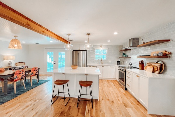 Kylskåp, mikrovågsugn, ugn och spishäll