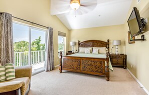 4 bedrooms, Internet, bed sheets - Group getaway with private pool & lanai - walk to Fort Myers Beach & Estero Bay (Fort Myers Beach)