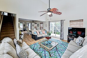 TV, DVD player, books - Group getaway with private pool & lanai - walk to Fort Myers Beach & Estero Bay (Fort Myers Beach)