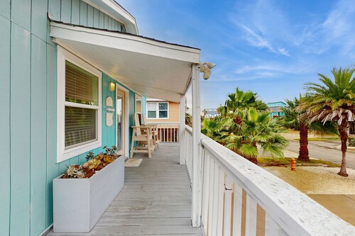 Surf Inn - Laid Back Living in Favorable Area of Port A with Heated Private Pool
