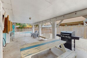 Outdoor dining - Surf Inn - Laid Back Living in Favorable Area of Port A with Heated Private Pool (Port Aransas)